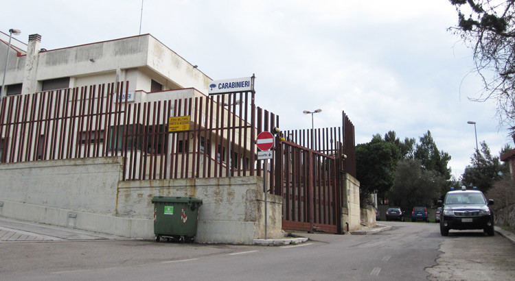 Ruba cellulare da auto in sosta, denunciato nocese