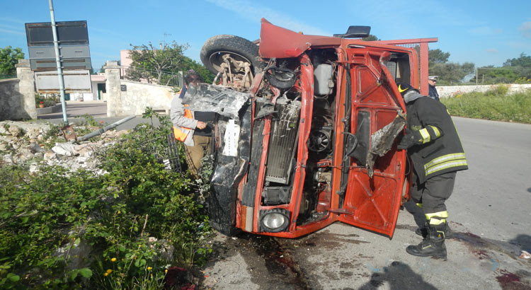 Incidente al rondò, camion si ribalta