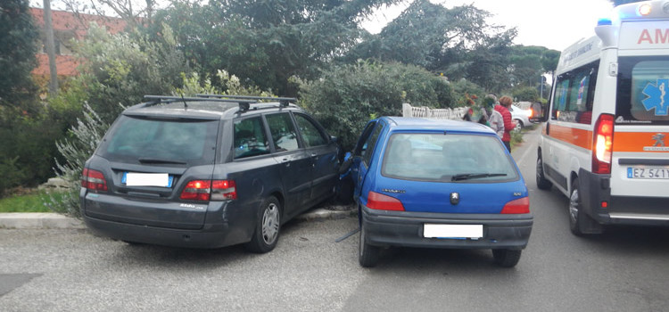Incidente ad Abitarea, due auto coinvolte