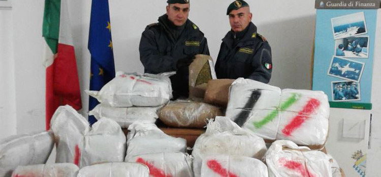 Traffico stupefacenti: intercettati 350kg di marijuana sul litorale tra Polignano e Monopoli Traffico stupefacenti: intercettati 350kg di marijuana sul litorale tra Polignano e Monopoli