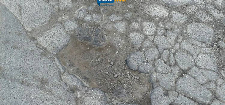 Buche sulle strade, cittadini chiedono manutenzione
