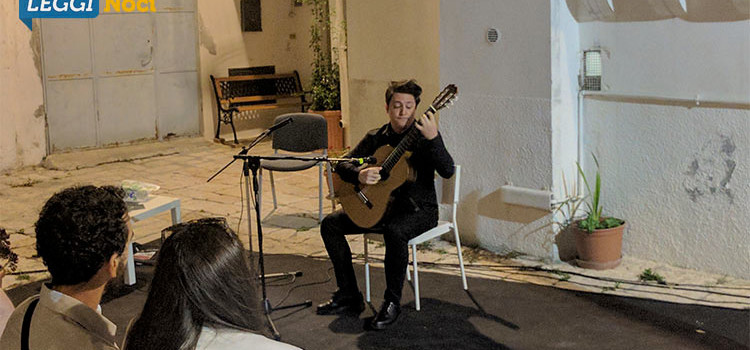 Gian Marco Ciampa incanta Noci con la sua chitarra