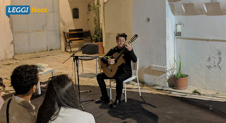 Gian Marco Ciampa incanta Noci con la sua chitarra