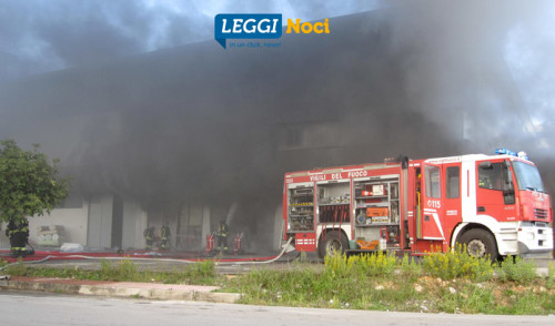 Fiamme nella zona industriale, brucia deposito