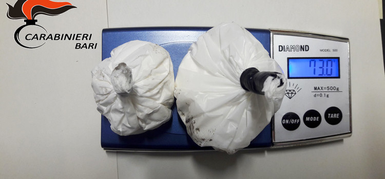 Lanciano droga dal finestrino, arrestati due pusher
