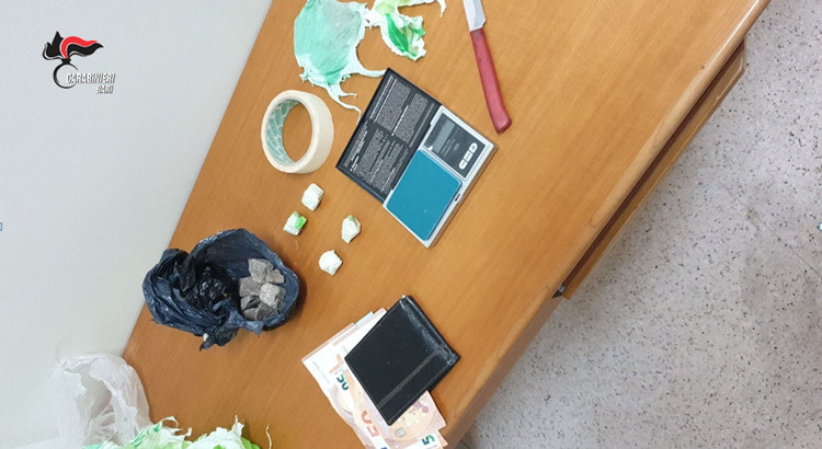 Vendeva droga in casa, arrestato