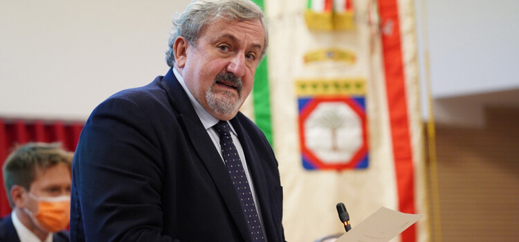 Emiliano: “se vogliamo la scuola aperta in presenza, dobbiamo vaccinarla”