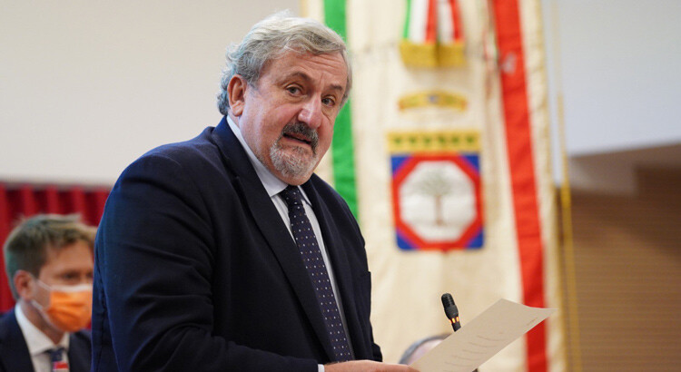 Emiliano: “se vogliamo la scuola aperta in presenza, dobbiamo vaccinarla”