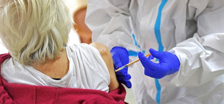Piano vaccinazioni under80: quando prenotarsi in base all’età