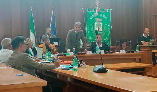 Maratona notturna del Consiglio. Scontro tra Mezzapesa e Nicola Intini