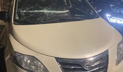 Parabrezza distrutti, terrore tra i passanti